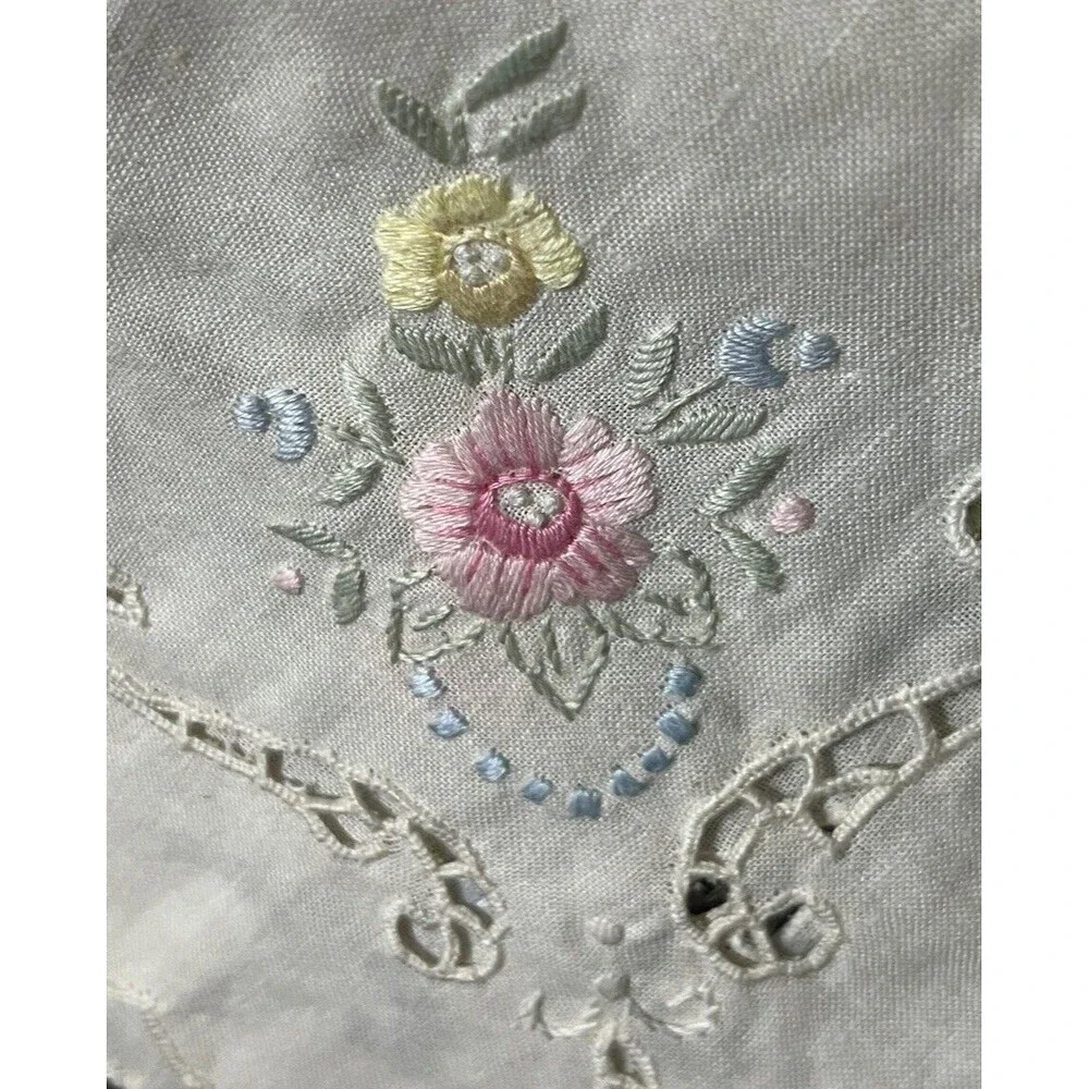 2 Vintage Linens‎ Placemats Embroidered Cutwork Floral Italian Romantic Cottage